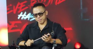 Hoàng Touliver ngồi xe lăn tại fan meeting: Sức khỏe nhà sản xuất âm nhạc khiến fan lo lắng